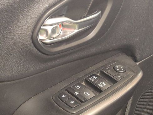 Used 2019 Jeep Cherokee Latitude w/ Popular Appearance Group FWD image 27