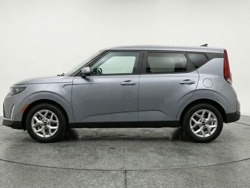 Used 2025 Kia Soul LX w/ LX Technology Package image 4