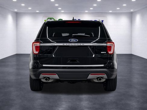 Used 2018 Ford Explorer XLT w/ Equipment Group 202A AWD/4WD image 3