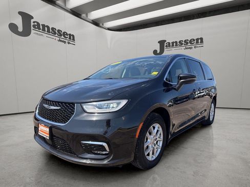 Used 2023 Chrysler Pacifica Touring-L FWD image 8