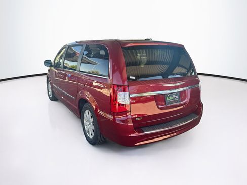 Used 2013 Chrysler Town & Country Touring FWD image 5