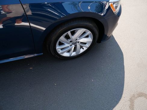 Used 2018 Volkswagen Passat 2.0T SE w/ SE Lighting Package FWD image 32