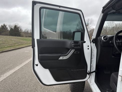 Used 2016 Jeep Wrangler Unlimited Sahara w/ Connectivity Group AWD/4WD image 13