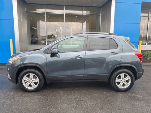 Used 2022 Chevrolet Trax LT w/ LT Convenience Package image 9