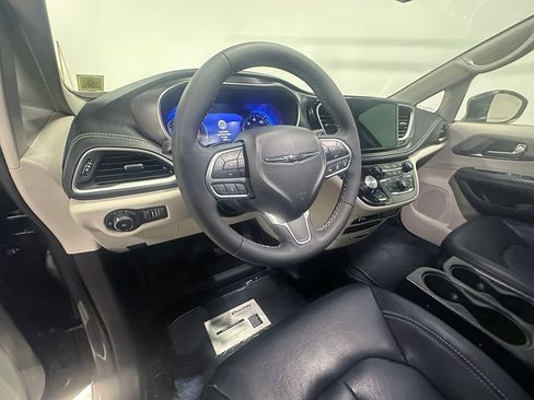 Used 2022 Chrysler Pacifica Touring-L FWD image 22