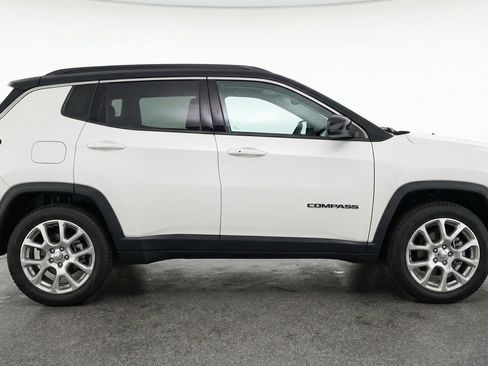 Used 2025 Jeep Compass Limited image 11