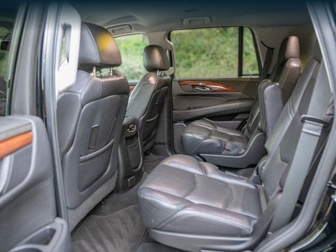 Used 2018 Cadillac Escalade 2WD image 23