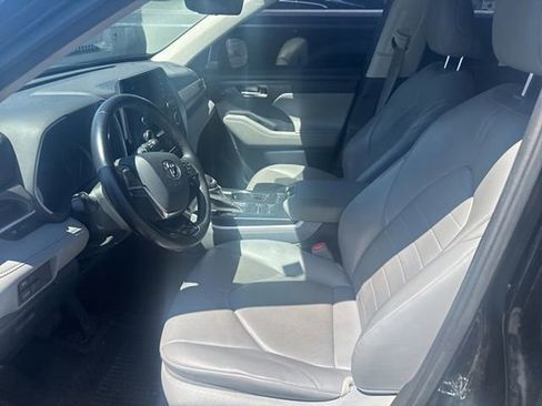 Used 2021 Toyota Highlander XLE AWD/4WD image 15