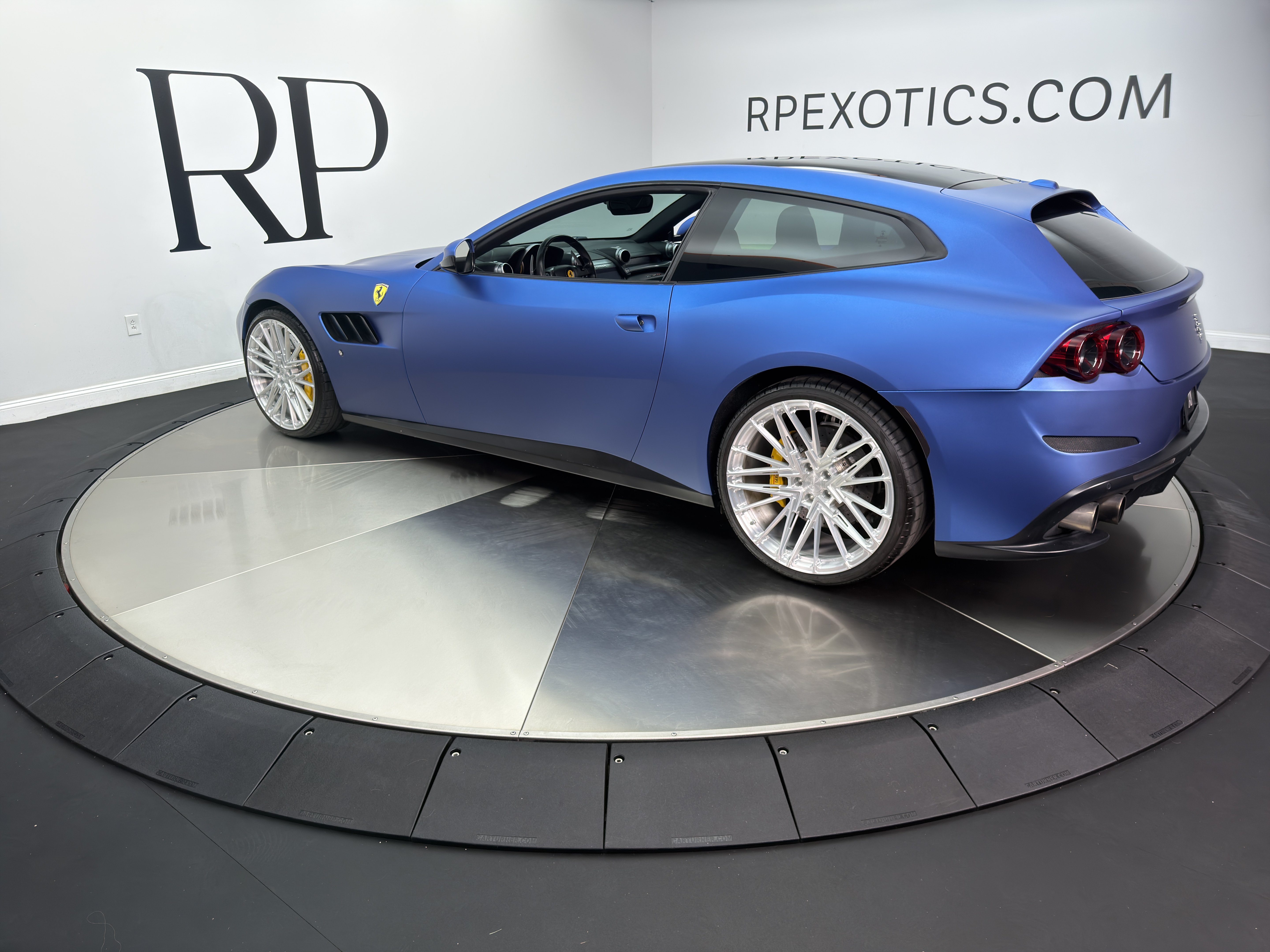 Used 2017 Ferrari GTC4Lusso AWD/4WD image 4