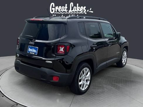 Used 2017 Jeep Renegade Latitude w/ Cold Weather Group FWD image 5