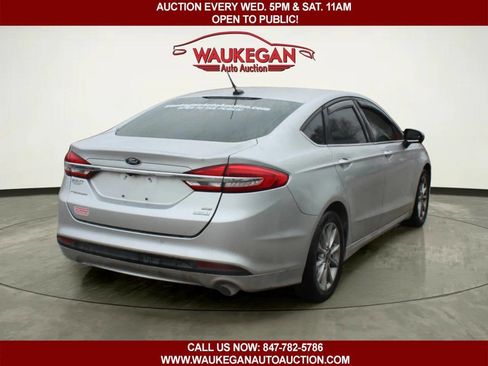 Used 2017 Ford Fusion SE w/ Fusion SE Technology Package image 4