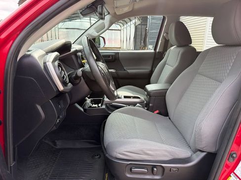 Used 2021 Toyota Tacoma SR5 AWD/4WD image 11