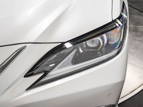 Used 2025 Lexus ES 300h w/ Premium Package FWD image 8