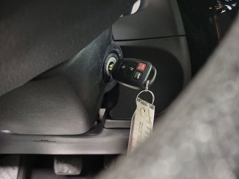 Used 2017 Toyota Corolla LE image 15