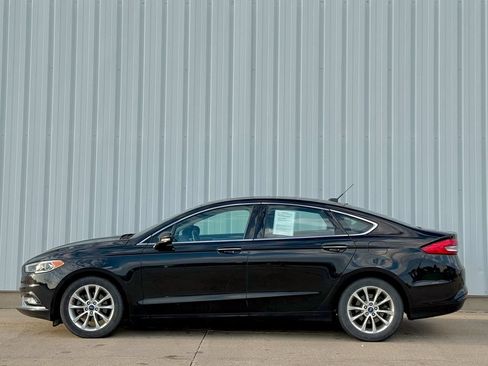 Used 2017 Ford Fusion SE w/ Fusion SE Technology Package FWD image 3