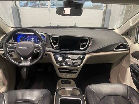 Used 2023 Chrysler Pacifica Touring-L FWD image 4