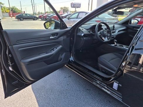 Used 2025 Nissan Altima 2.5 SV FWD image 11