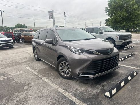 Used 2021 Toyota Sienna XLE FWD image 2