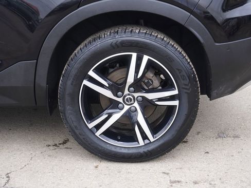 Used 2023 Volvo XC40 B5 Plus image 11