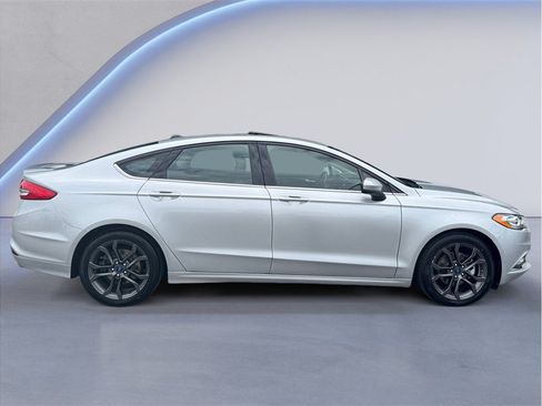 Used 2018 Ford Fusion SE w/ Equipment Group 201A FWD image 7