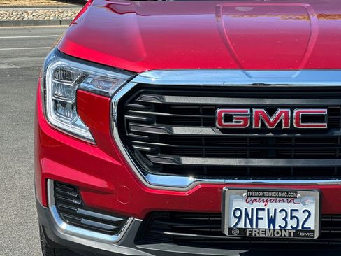 Used 2024 GMC Terrain SLE image 47