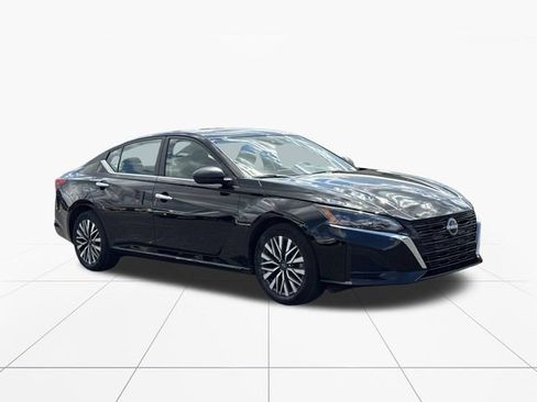 Used 2025 Nissan Altima 2.5 SV FWD image 8