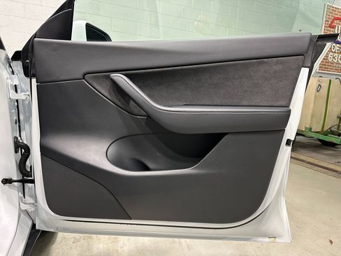 Used 2021 Tesla Model Y Long Range image 9