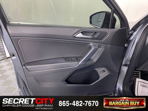 Used 2018 Volkswagen Tiguan SEL w/ R-Line Package AWD/4WD image 12