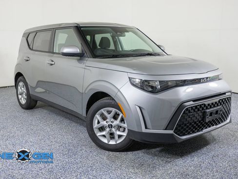 Used 2025 Kia Soul LX w/ LX Technology Package FWD image 1