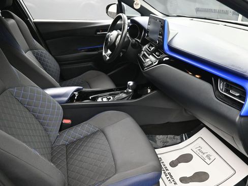 Used 2020 Toyota C-HR XLE FWD image 35