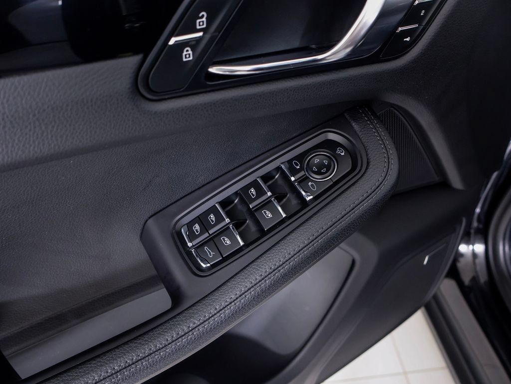 Certified 2024 Porsche Macan AWD/4WD image 25