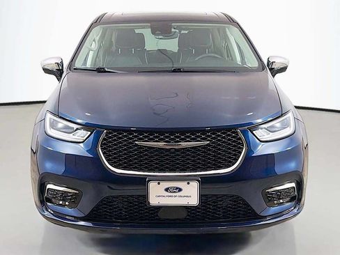 Used 2023 Chrysler Pacifica Limited w/ Uconnect Theater Family Group FWD image 17