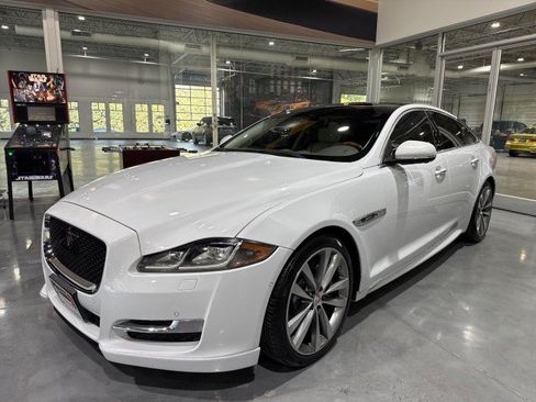 Used 2016 Jaguar XJ R-Sport RWD image 22