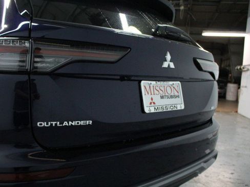 New 2025 Mitsubishi Outlander SE image 4