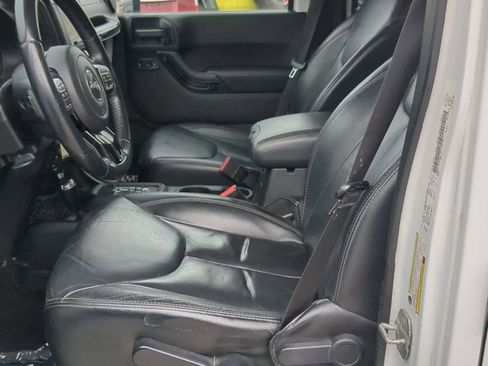 Used 2014 Jeep Wrangler Unlimited Sahara w/ Dual Top Group AWD/4WD image 15