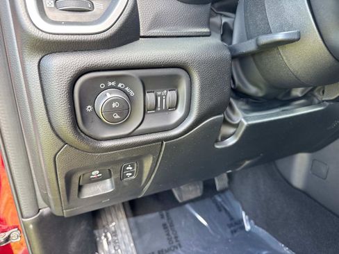 Used 2025 RAM 1500 Big Horn AWD/4WD image 32