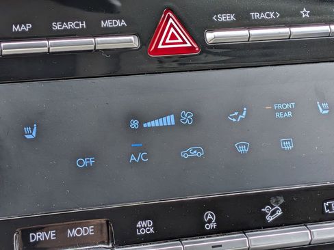 Used 2025 Hyundai Santa Fe SEL AWD/4WD image 17