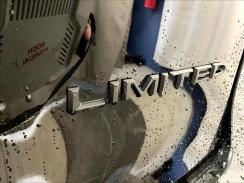 Used 2025 Chrysler Pacifica Limited image 30