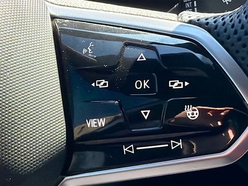 Used 2022 Volkswagen Tiguan SEL R-Line image 40