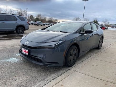 Used 2025 Toyota Prius LE image 2