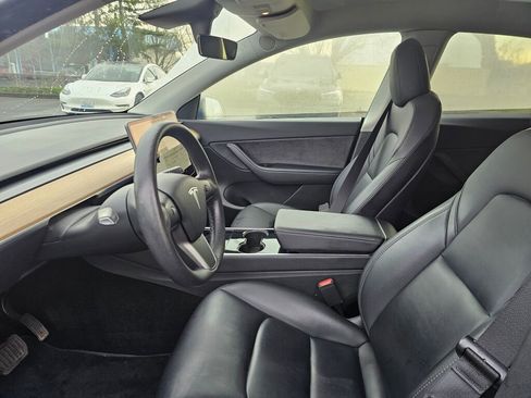 Used 2021 Tesla Model Y Standard Range image 24