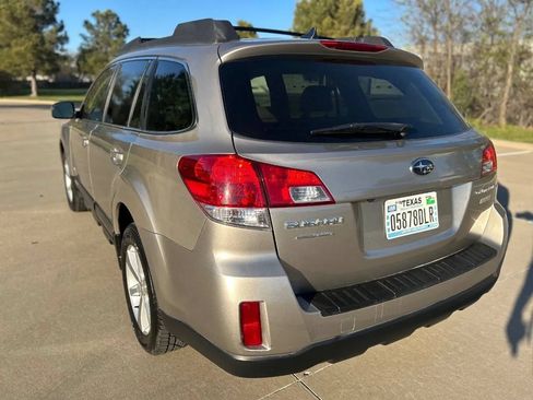 Used 2014 Subaru Outback 2.5i Limited w/ Moonroof Package AWD/4WD image 8