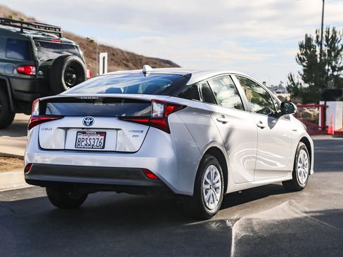 Certified 2020 Toyota Prius L Eco image 4