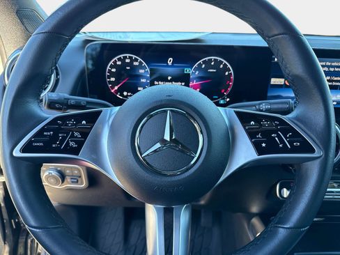 Used 2025 Mercedes-Benz GLB 250 image 29