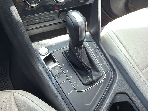 Used 2021 Volkswagen Tiguan SE w/ Panoramic Sunroof Package FWD image 24