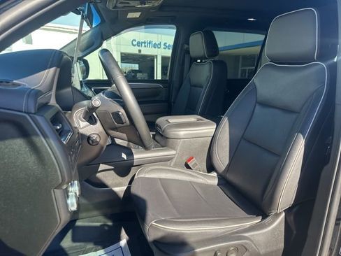 Used 2023 GMC Yukon XL SLT w/ SLT Premium Package image 10
