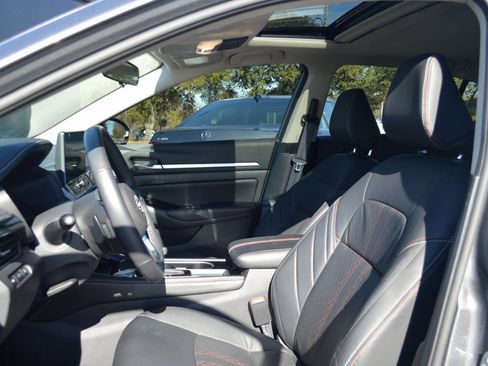 Used 2024 Nissan Altima 2.5 SR w/ SR Premium Package image 9