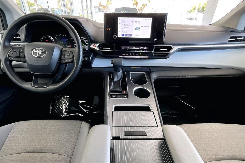 Certified 2026 Toyota Sienna LE AWD/4WD image 7