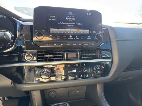 Used 2023 Nissan Pathfinder SL w/ Black Appearance Package image 17