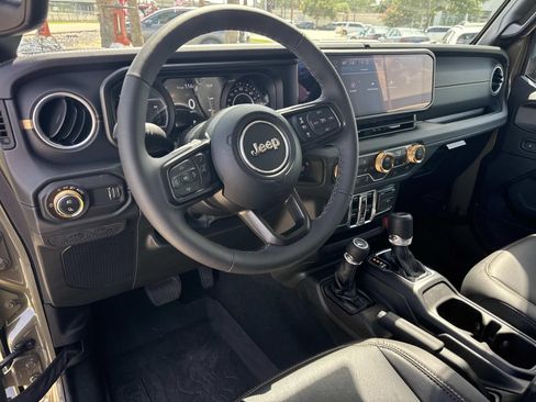 Used 2025 Jeep Gladiator Sport AWD/4WD image 19